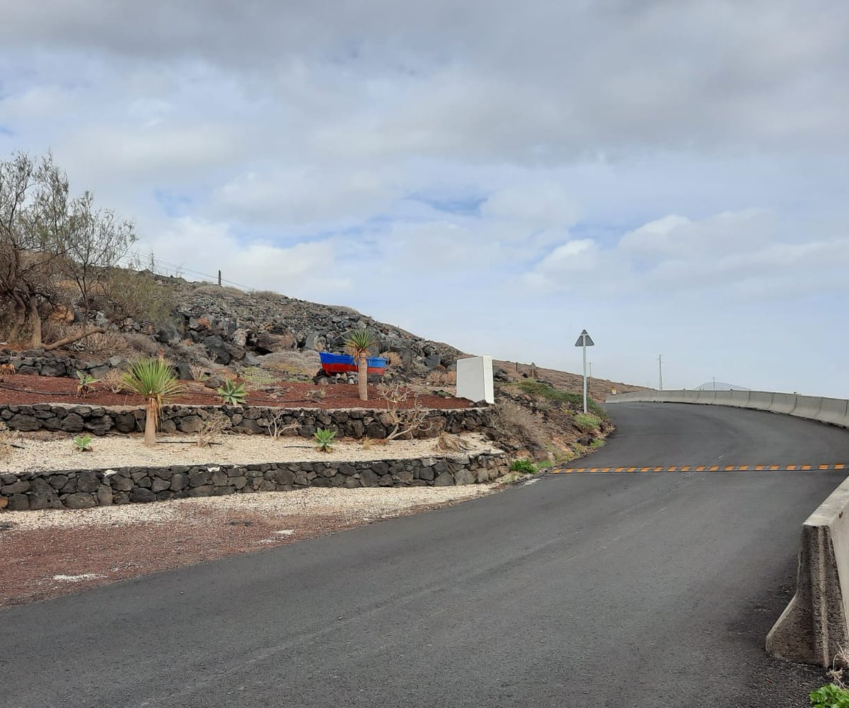 Continuamos con la mejora de la señalización y elementos de protección adecuados en nuestro municipio. En esta ocasión, en Punta Prieta, con la colocación de bandas reductoras de los excesos de velocidad en la circulación de vehículos, lo cual demandaban los vecinos y vecinas.