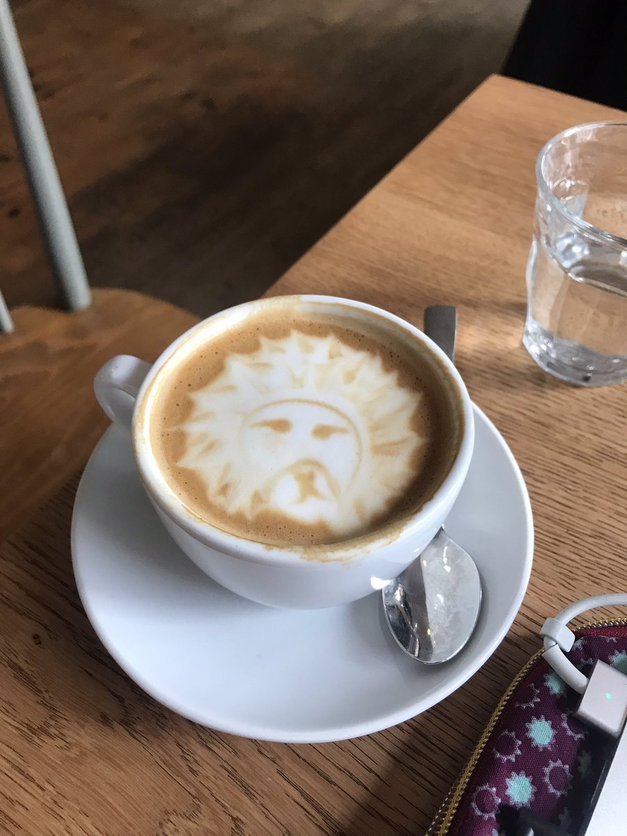 jimo_diamint's tweet photo. Eu to adorando viajar e trabalhar/estudar. Posso sentar em cafezinhos fofos por horas, me sinto mto local kkk

sentei num café do lado da casa do Bi e ganhei um capuccino de graça pois a moça ta treinando latte art ☕️ https://t.co/UU6wzSjB17