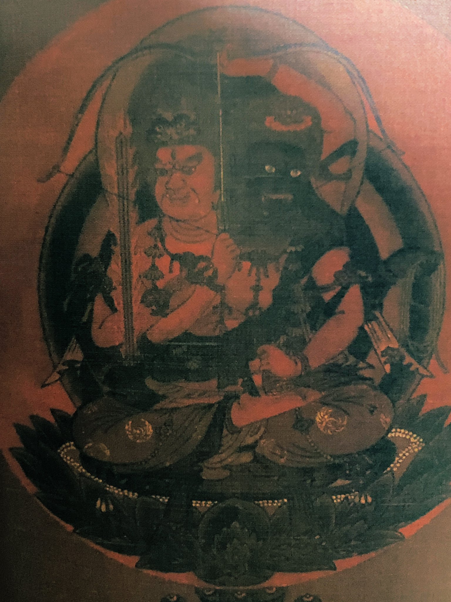 源朝臣かつや 霊夢を見ました 何かの啓示であると考えた嵯峨天皇は 空海に厄除祈祷を命じます この時 空海は自ら三体の厄神明王像を彫りました 残念ながら現存しているものは 門戸厄神に納められている一体のみとされています 絶対秘仏の