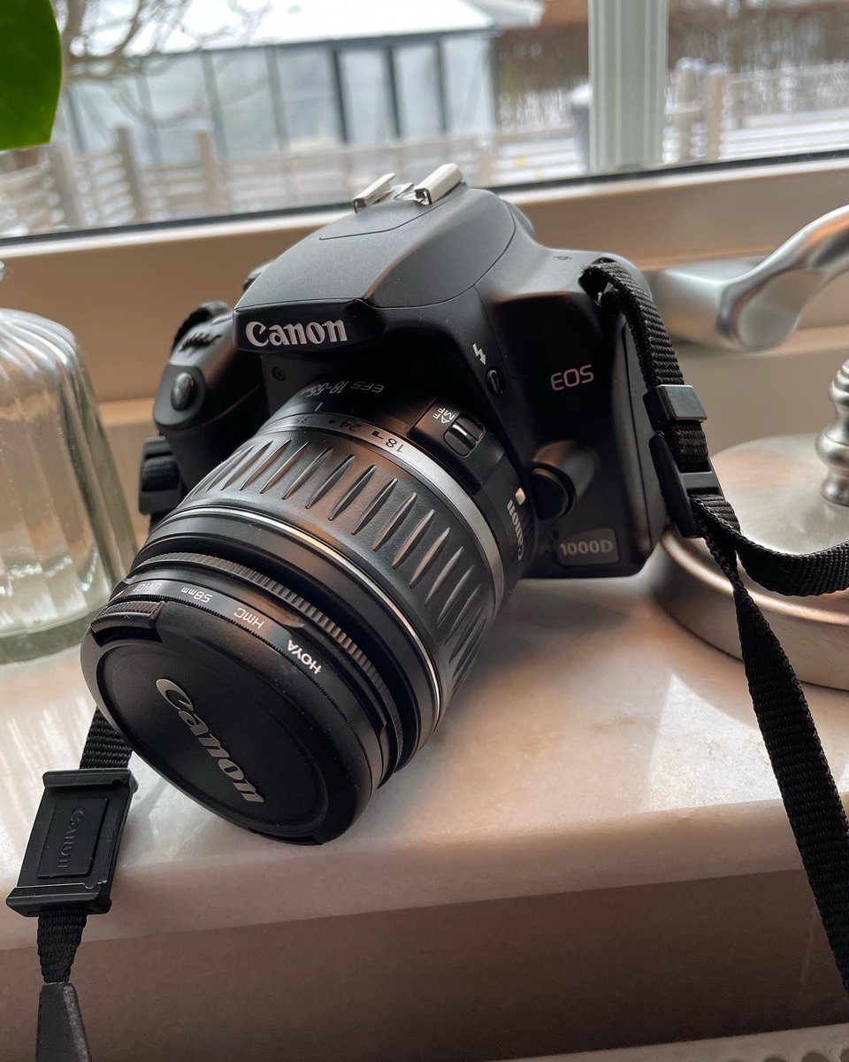 danell_anders's tweet photo. Bra ljus i dag för att försöka ta Pressbilden med stort P!
Det blir även ett test: vilken kamera är bäst? En Canon systemkamera från 2011 eller en Apple iPhone från 2021. Rapport kommer!
#författartwitter
#fototwitter
#pressbild
#photography https://t.co/lvxyTPLm5m