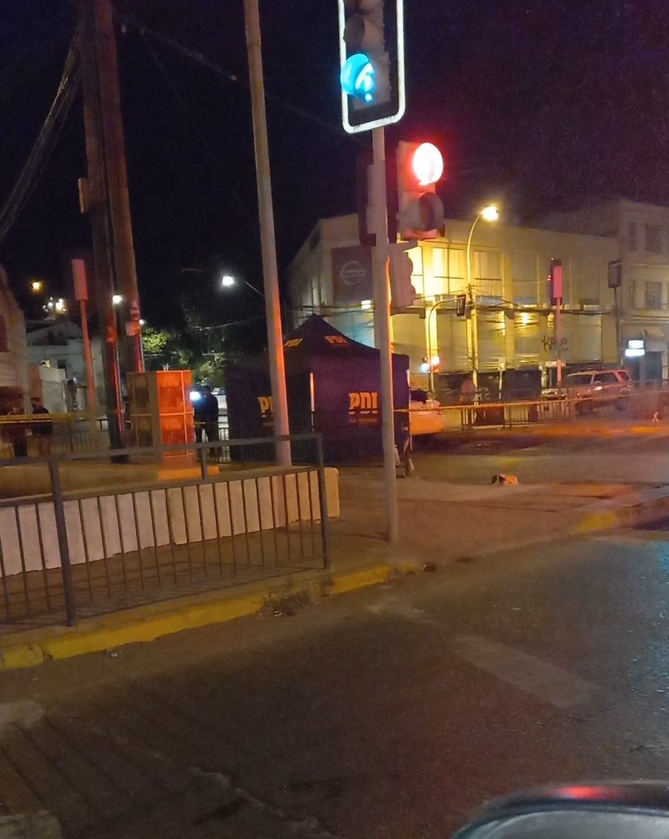 ucvradio's tweet photo. #EstaMadrugada Balacera en #Valparaíso deja un fallecido en Colon con Av Argentina, y paralelamente otro tiroteo generó pánico en sector de #AvPeru en #VinadelMar, cercanías del Casino. https://t.co/wRvNFQCP4v