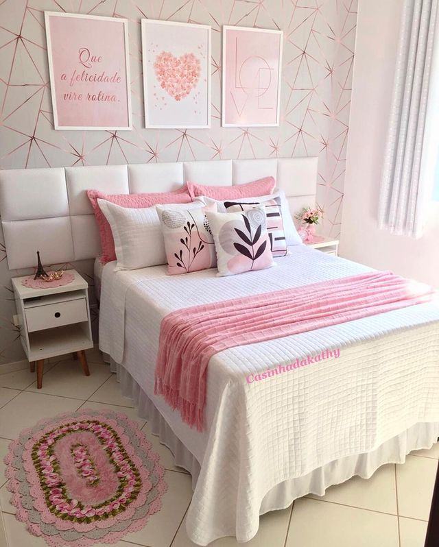 MaddisonMoveis's tweet photo. Quarto delicado e charmoso em tons de rosa e branco, com cabeceira estofada, papel de parede, quadros decorativos e lindas mesinhas de cabeceira. 💗 https://t.co/c6iPQ2Jz53