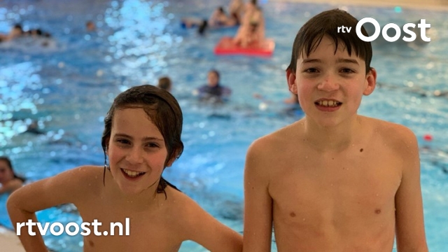 rtvoost's tweet photo. Tijl en Thije doen wetenschappelijk onderzoek: in welke kleding zwem je het snelst? https://t.co/sBpVxIkLo1 #rtvoost https://t.co/vI1ymAercd