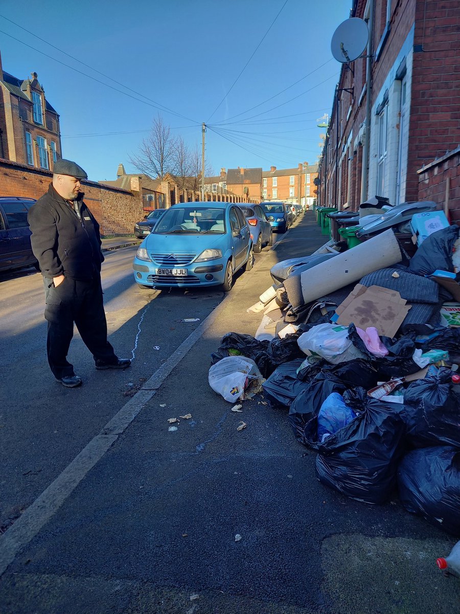 CouncillorQ's tweet photo. Our @SherwoodBerrid1 clean team going the extra mile this Saturday morning in Forest Fields. We can't #MakeBerridgeBeautiful without our fantastic @MyNottingham officers ๐ก๐งน๐๐ https://t.co/uWVk2s8SGp