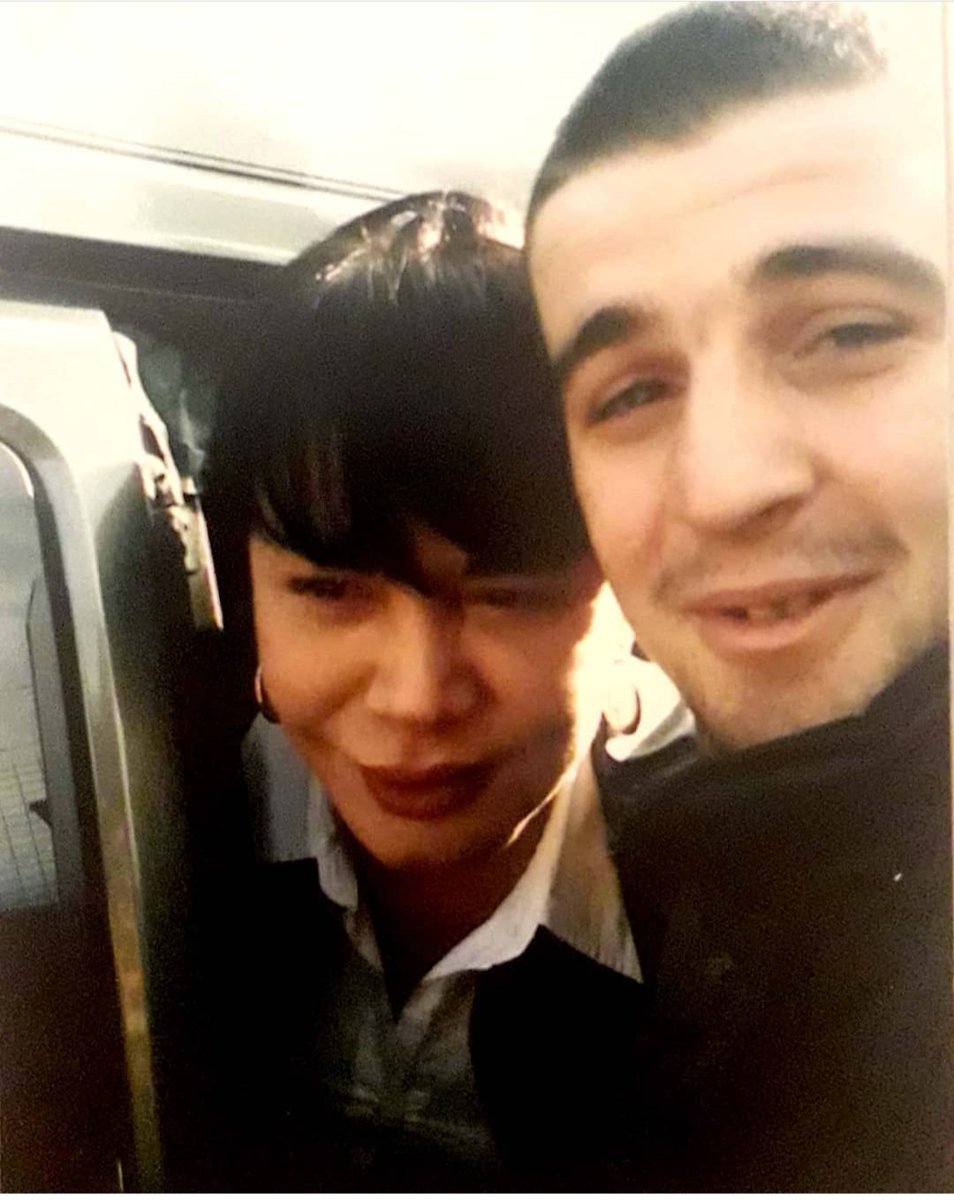 gokayclskn's tweet photo. Madem konu Sezen Aksu , toplanın da size bu fotoğrafın hikayesini anlatayım.
Yıl 2007 11 Eylül usta birliği askerlik görevimi yapmak üzere İstanbul'dan Tunceli'ye gideceğim.3-5 araba yola çıktık Atatürk Havalimanı'na gitmek için. Çobançeşme Fidanlık sapağından havalimanına ++ https://t.co/lqqWBQs8sC