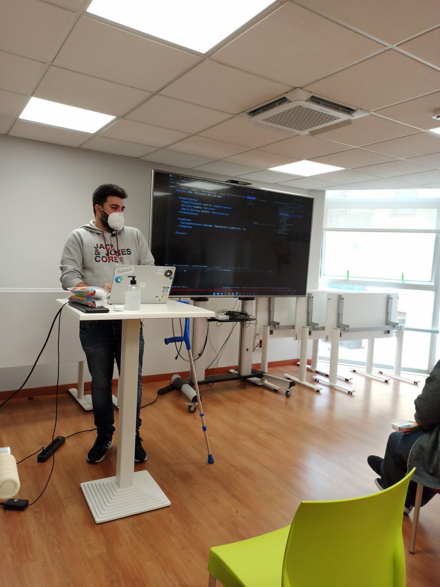saintwukong's tweet image. El bro asturiano @dzapic0 hablando sobre #minimalapi en @netconfmad #netconfmadrid 👏🏻👏🏻👏🏻