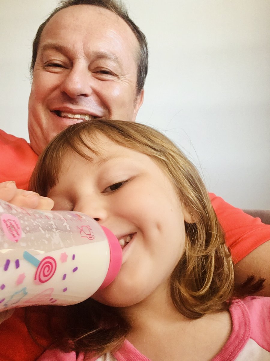 rafaelporcari's tweet photo. Até tomando #mamadeira a minha #filhinha consegue sorrir com sua #covinha simpática...
Ela SEMPRE acorda bem-humorada e elétrica! Que seja assim por todo o sempre.
🍼❤️
#PAIdeMENINAS #family #sorriso #smile #alegria #happy https://t.co/vWDNkiDI8x