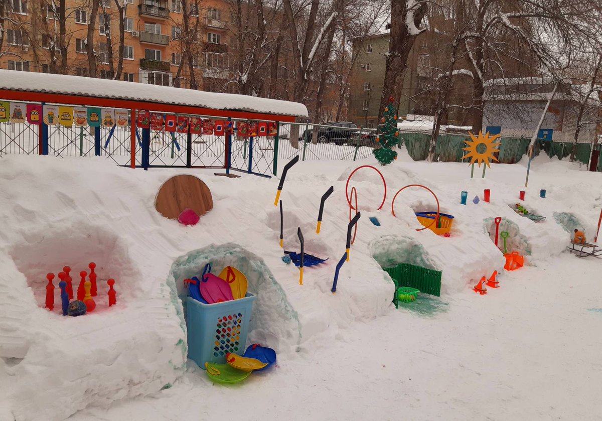 В рамках национального проекта "Демография" программы "Здоровый ребёнок", в нашем детском саду воспитатели обустроили площадку снежными постройками для занятия спортом. 🎿🛷⛸️