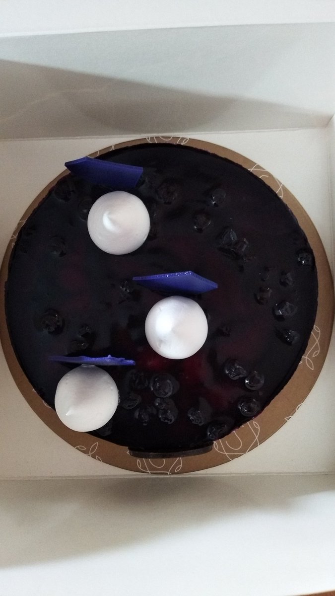 chummybitess's tweet photo. Cheese chocolate cake. https://t.co/ypp7RckKM0
