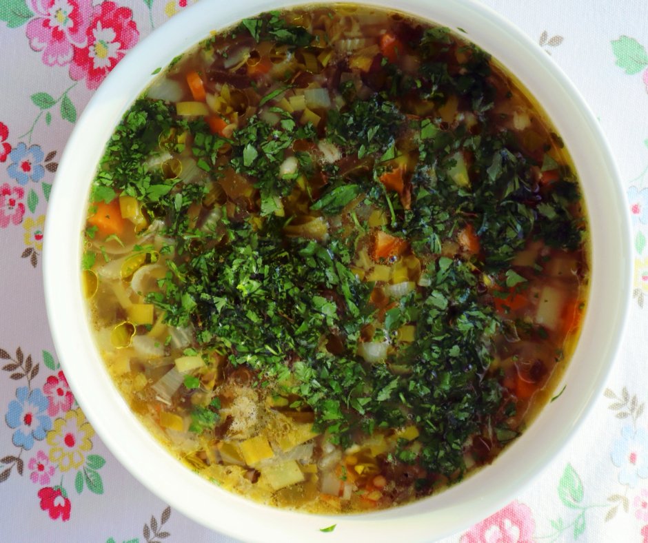 weebunsCS's tweet photo. My heartsome chicken soup never fails to put a smile on my children's faces when they come home from school. 

This recipe is packed full of nutritious vegetables, keeps well in the fridge for a few days, and freezes perfectly. 🥣🥕🍗

👉https://t.co/mdCeNbUljr

#ChickenSoup https://t.co/o97oVFeacl