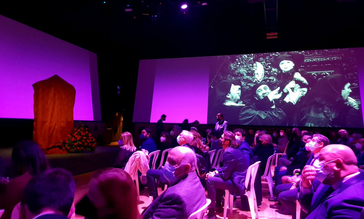 ✝️ Actualidad |

Presentación Cartel Semana Santa Jerez 2022.

facebook.com/55723209467647…

Obra del Pintor Jerezano y artista Don Julio Rodríguez. 

<a href="/uhhjerez/">Unión de Hermandades</a> 
<a href="/ciudadjerez/">Ayuntamiento de Jerez</a> 

#sentidodepertenencia 
#SomosSaludyPureza 
#porunproyectosoñado