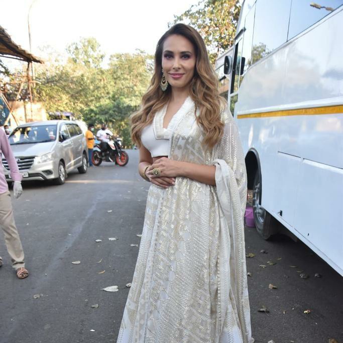 BollyTellyBuzz's tweet photo. Spotted📸: @IuliaVantur snapped on the sets of '#BiggBoss15' as she promotes @GuruOfficial &amp; her song '#MainChala', featuring @BeingSalmanKhan and @ItsMePragya
.
.
#IuliaVantur | #GuruRandhawa | #SalmanKhan | #PragyaJaiswal | #MainChalaOutNow | #BiggBoss https://t.co/zXa8lhWksz