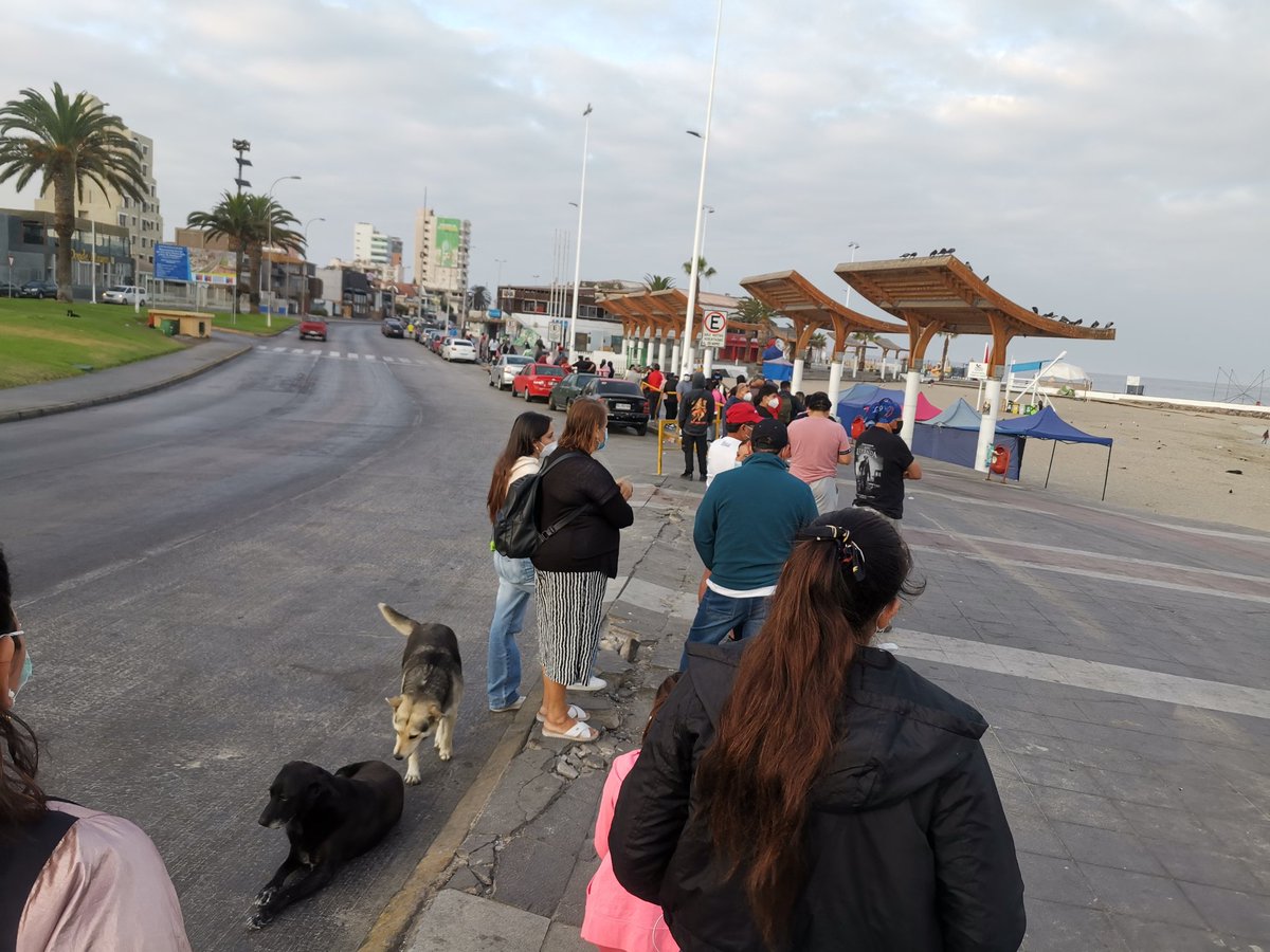 sati_orange's tweet photo. @AntofagastaMuni, Fila para toma de PCR balneario mucipal, falta alguien que ponga orden, por los colados de siempre @jonathanplan9 https://t.co/E0XnewZA1W