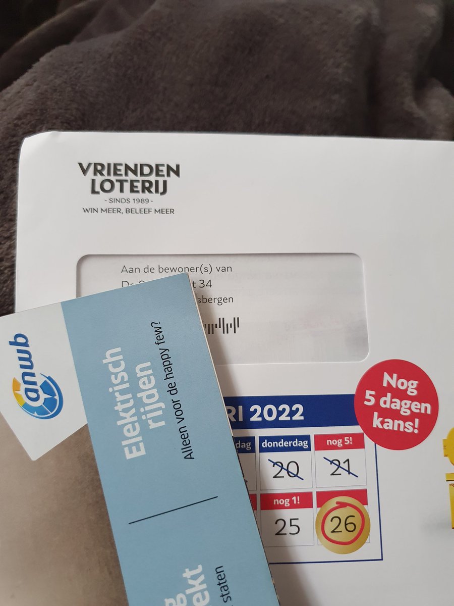 RSandink's tweet photo. @VriendenLoterij @PostcodeLoterij willen jullie alstublieft eens ophouden met die ongevraagde post te sturen? Stop dat papierverspilling en besteed het voor een goed doel ofzo! https://t.co/x2E8f8cKUG