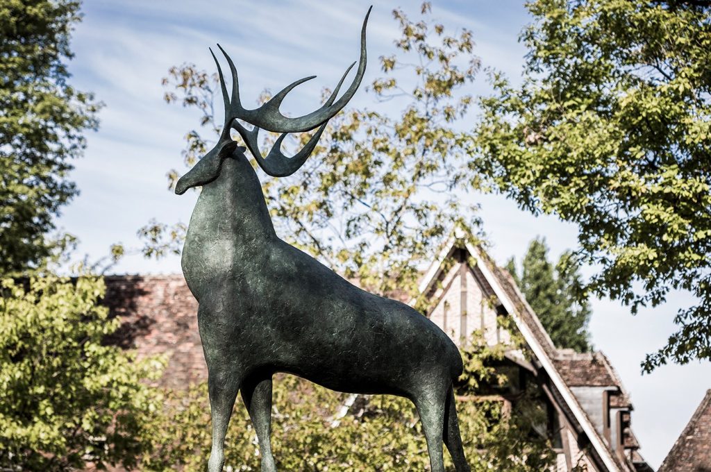 Découvrez l'extraordinaire projet du "Grand Cerf" de #PierreYermia qui est devenu l'emblème des #HautsdeLoire grâce à #JeanPhilippeCartier et ses équipes <a href="/H8Collection/">H8 Collection</a> #sculpture #art #surmesure linkedin.com/feed/update/ur…