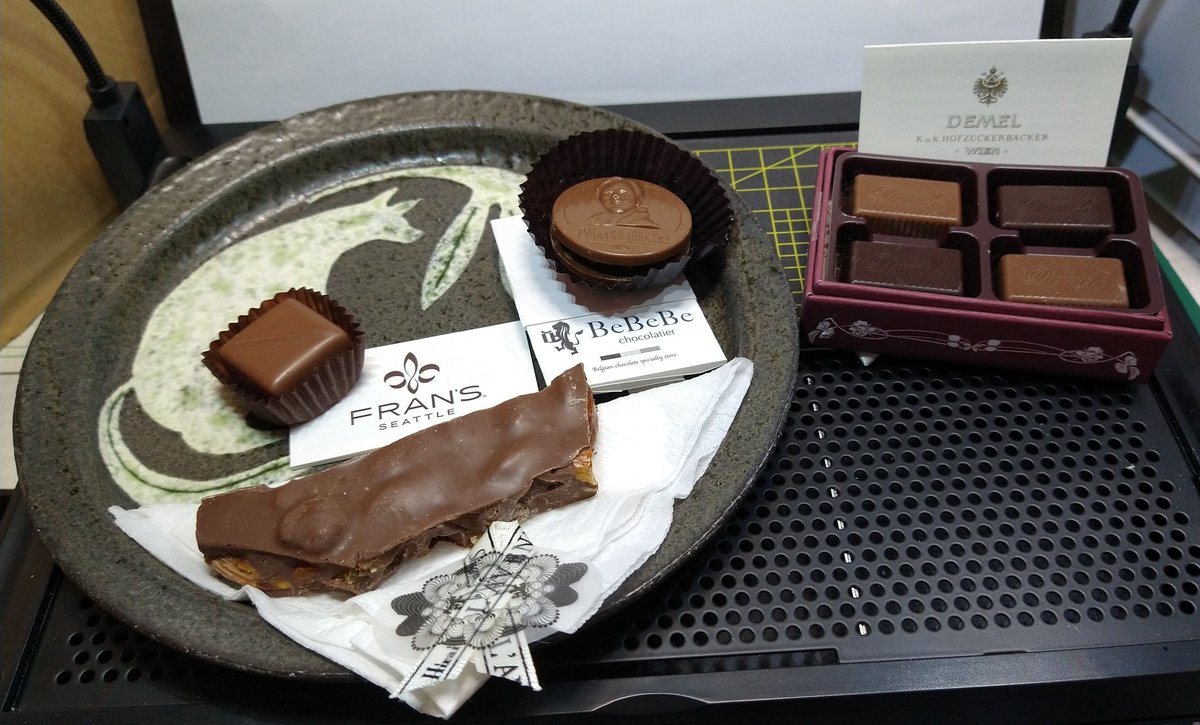 tra_merici's tweet photo. #ツバクロ雑貨店
#BeBeBe
#FRAN'S
#L'AVENUE
#DEMEL
というわけで、「BeBeBe」 「FRAN'S」 「L'AVENUE」 「DEMEL」それぞれでチョコを買ってみました。
道すがらの雑貨店「ツバクロ雑貨店」でお狐さんの可愛さに一目惚れしたお皿に載せてみましたよー。 https://t.co/qBeMBUicVG