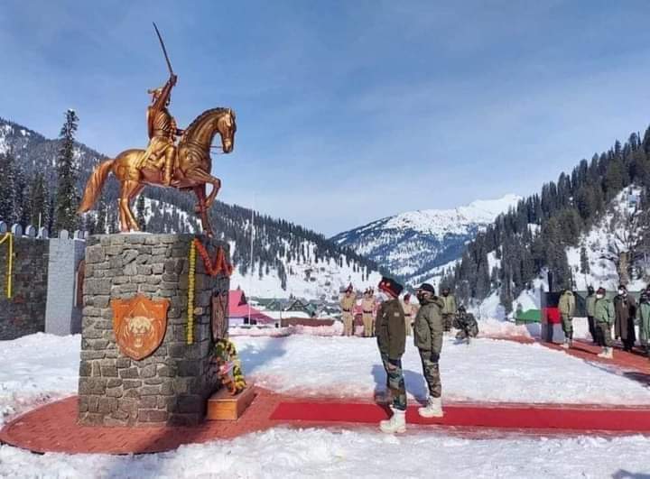 Shabdojha's tweet photo. देश के उत्तरी भाग जम्मू कश्मीर में मछल घाटी में  नियंत्रण रेखा के पास छत्रपति शिवाजी महाराज की प्रतिकृति स्थापित की है। यह प्रतिकृति 41 हजार 40 फीट पर स्थापित की गई है ओर विश्व मे पहली बार महाराज की प्रतिकृति इतनी ऊंचाई पर स्थापित हुई है। जय शिवराय! 🚩🚩 https://t.co/jHd9BusCLw
