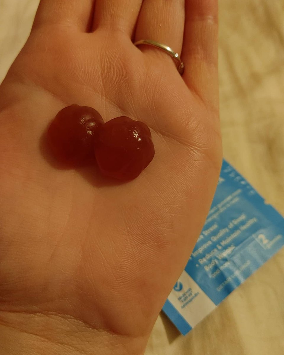 _pom_mom's tweet photo. I received a sample thanks to @GoliNutrition and @pinchme in exchange for my honest review. They tasted good, not overly sweet or sugary. Worth giving a try! #vitamins #goli #pinchme #samplesinthemail https://t.co/F9A31b3Ndy