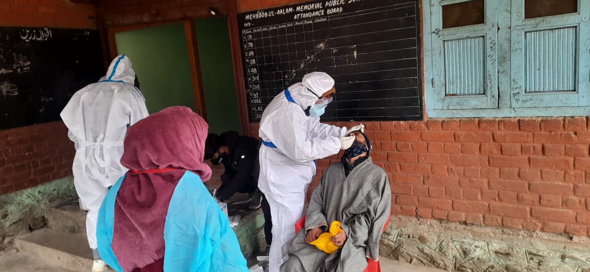 CovidcontrolBpr's tweet photo. #SayNoTo3rdWave
#jkfightscorona
#OmicronVariant
#Unite2FightCorona
COVID19 Sampling in Progress at Containment Zone Gundpora Bandipora 
@owais_ias
@dcbandipora
@diprjk
@OfficeOfLGJandK
@ddnewsSrinagar
@DDKashirChannel
@NHMJK5
@MoHFW_INDIA
@mansukhmandviya
@nitishwarKumar https://t.co/ev1B8Iqori