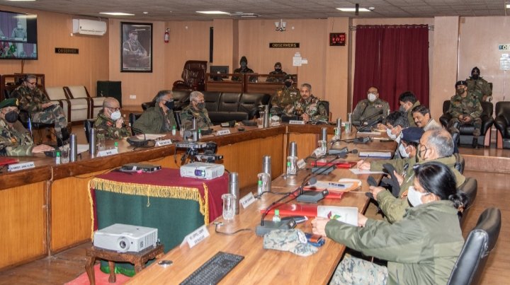 Therealtalkin's tweet photo. J&amp;K|Top civil &amp; security grid offcls on Friday reviewed security situation in #Kashmir.Meeting was co-chaired by the Gen Offcr Commanding,#ChinarCorps,Lt Gen #DPPandey &amp; Jammu&amp;Kashmir Director General of Police #DilbagSingh,said #ARMY in an official statement #TheRealTalkin(ANI) https://t.co/IKpufB4YpM