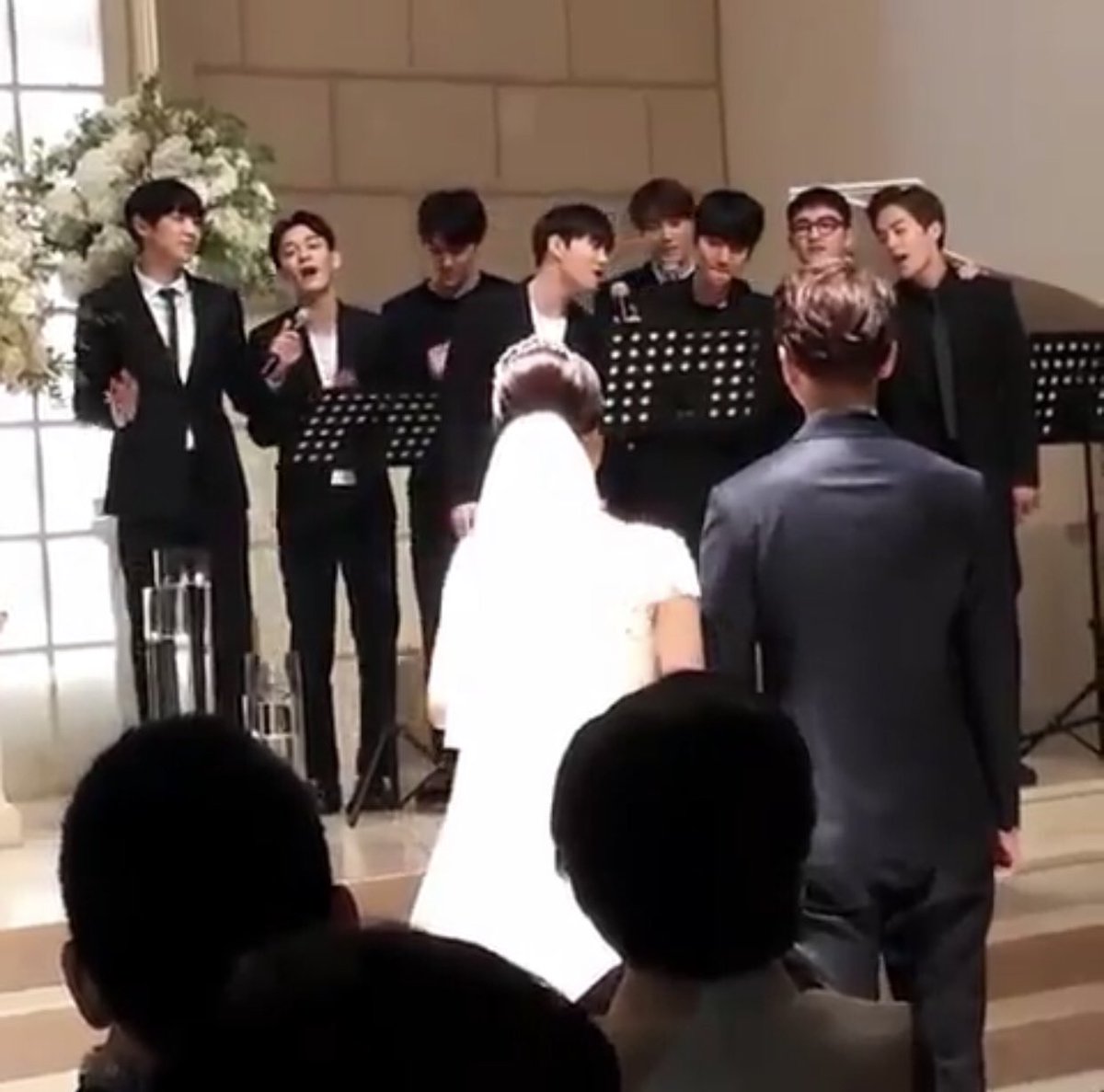 pcyloeyalist's tweet photo. a thread of EXO singing at weddings https://t.co/AEcCuyPW0h