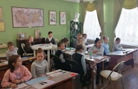 PlavskMuseum's tweet photo. Обучающиеся ПСОШ №2 посетили "Центр князей  Гагариных" и с удовольствием приняли участие  в мастер классе "Урок чистописания". #История_Плавска https://t.co/prq7IA3iRp