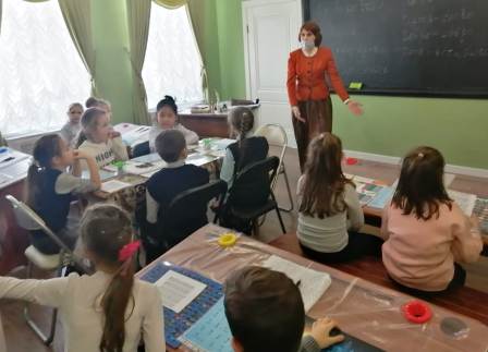 PlavskMuseum's tweet photo. Обучающиеся ПСОШ №2 посетили "Центр князей  Гагариных" и с удовольствием приняли участие  в мастер классе "Урок чистописания". #История_Плавска https://t.co/prq7IA3iRp