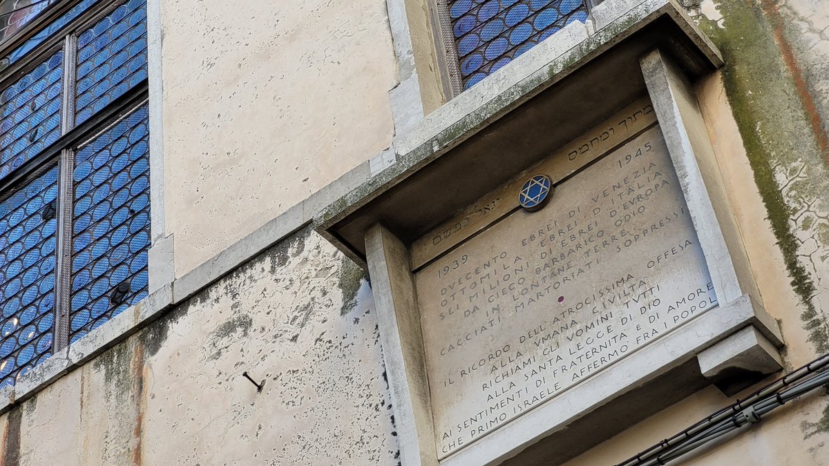 colomb_luca's tweet photo. Fausta e Angelo si sposano poco dopo l'8 Settembre 1943. #Venezia è già piena di soldati tedeschi. Comincia la #deportazione degli ebrei italiani. Il fascismo vi collabora con zelo. Riccardo #Calimani racconta come si salvarono i suoi genitori.
Oggi a #TGRPetrarca, 12.55 #RAI3 https://t.co/pTQBceOplB