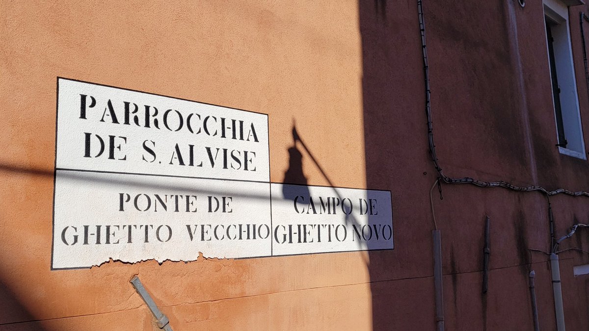 colomb_luca's tweet photo. Fausta e Angelo si sposano poco dopo l'8 Settembre 1943. #Venezia è già piena di soldati tedeschi. Comincia la #deportazione degli ebrei italiani. Il fascismo vi collabora con zelo. Riccardo #Calimani racconta come si salvarono i suoi genitori.
Oggi a #TGRPetrarca, 12.55 #RAI3 https://t.co/pTQBceOplB