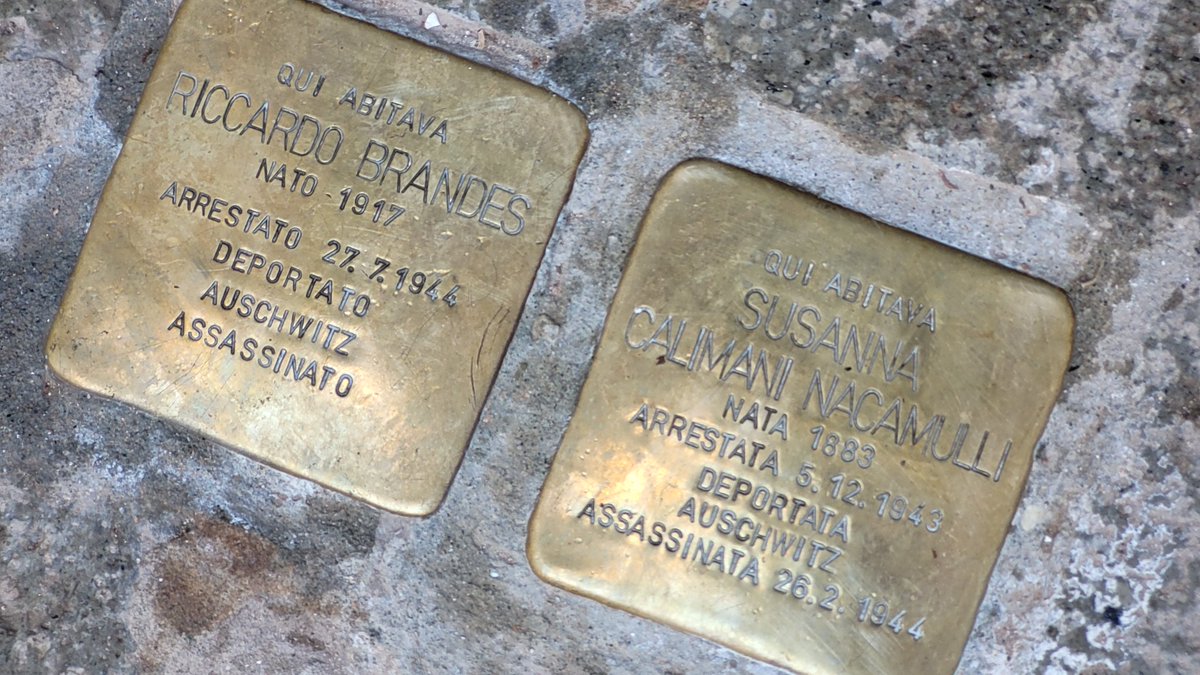colomb_luca's tweet photo. Fausta e Angelo si sposano poco dopo l'8 Settembre 1943. #Venezia è già piena di soldati tedeschi. Comincia la #deportazione degli ebrei italiani. Il fascismo vi collabora con zelo. Riccardo #Calimani racconta come si salvarono i suoi genitori.
Oggi a #TGRPetrarca, 12.55 #RAI3 https://t.co/pTQBceOplB