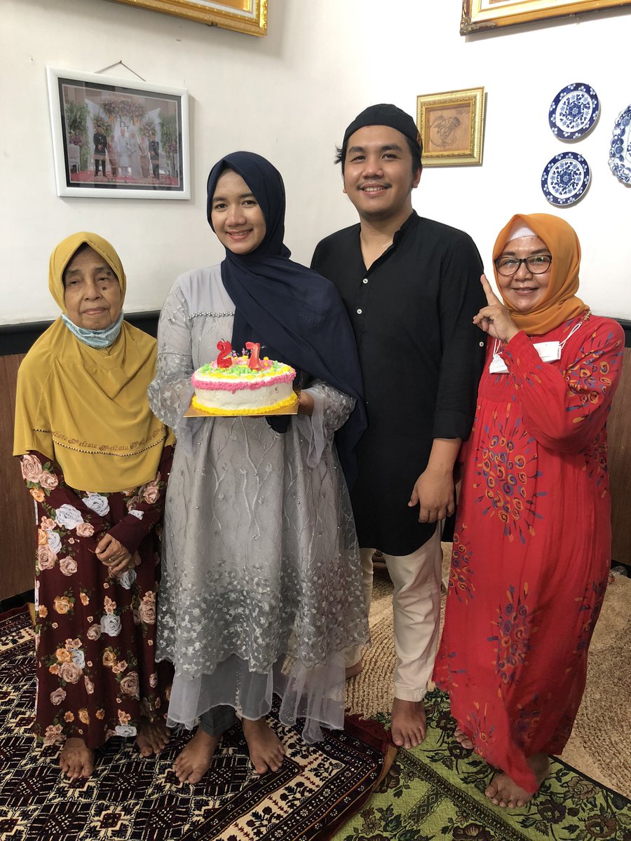 ttiok's tweet photo. Istriku sedang berulangtahun 🥳🥳 https://t.co/xYjgTUt0U8