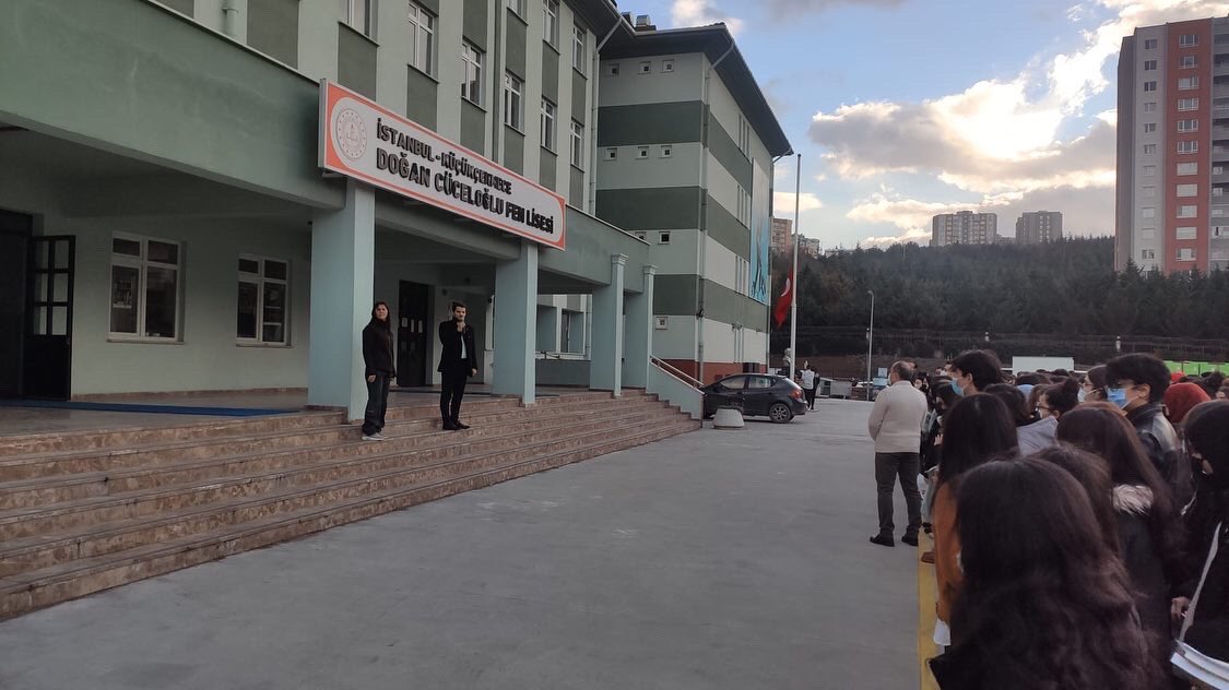 sametkukal's tweet photo. 2021-2022 Eğitim Öğretim Yılı birinci dönemini tamamlamış bulunmaktayız. Sevgili öğrencilerimizi, değerli meslektaşlarımı ve kıymetli velilerimizi kutluyor, saygı ve sevgilerimi sunuyorum. İkinci dönemde sağlık ve huzurla bir araya gelme dileğiyle, iyi tatiller diliyorum. https://t.co/5TgyZgFcgc
