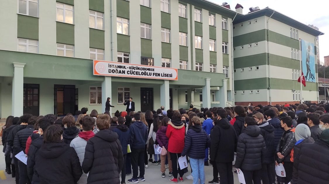 sametkukal's tweet photo. 2021-2022 Eğitim Öğretim Yılı birinci dönemini tamamlamış bulunmaktayız. Sevgili öğrencilerimizi, değerli meslektaşlarımı ve kıymetli velilerimizi kutluyor, saygı ve sevgilerimi sunuyorum. İkinci dönemde sağlık ve huzurla bir araya gelme dileğiyle, iyi tatiller diliyorum. https://t.co/5TgyZgFcgc