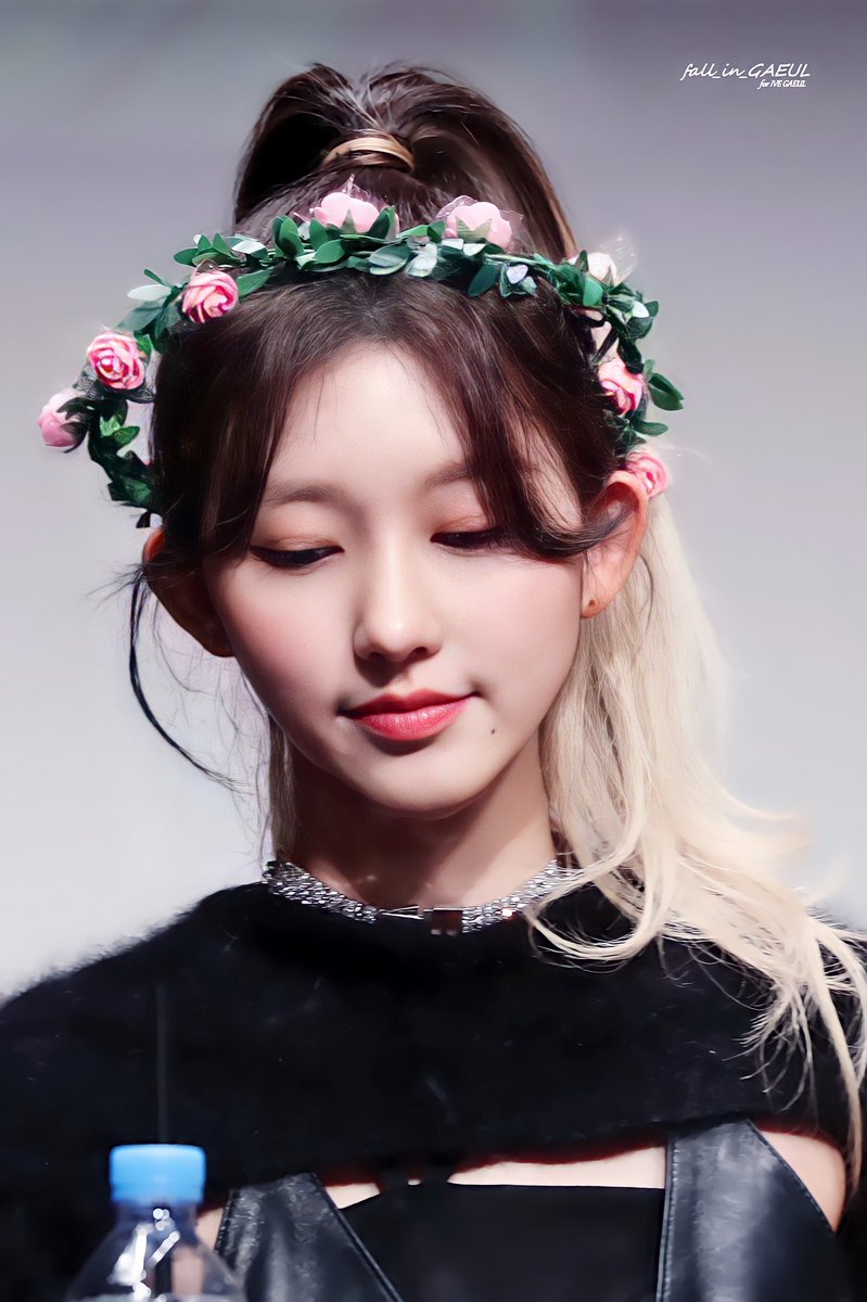 fall_in_gaeul's tweet photo. 211203 ktown4u fansign
Hoping all is well till the end
#IVE #GAEUL #가을 #김가을 #아이브 #ELVEN #IVE_ELVEN @IVEstarship @IVE_twt https://t.co/iYFMChLDc9
