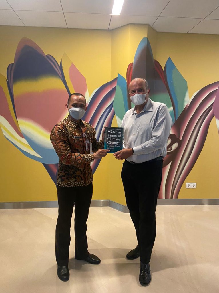 PvanTuijl's tweet photo. Handing over ‘Water in Times of Climate Change’ to Pak Mifta, Head of Human Resources Dev @DKIJakarta. The book includes a chapter on the #DUTEP programme in collaboration with @stadrotterdam, presented in symposium organized by @VUamsterdam https://t.co/Dq7xmxyOOR