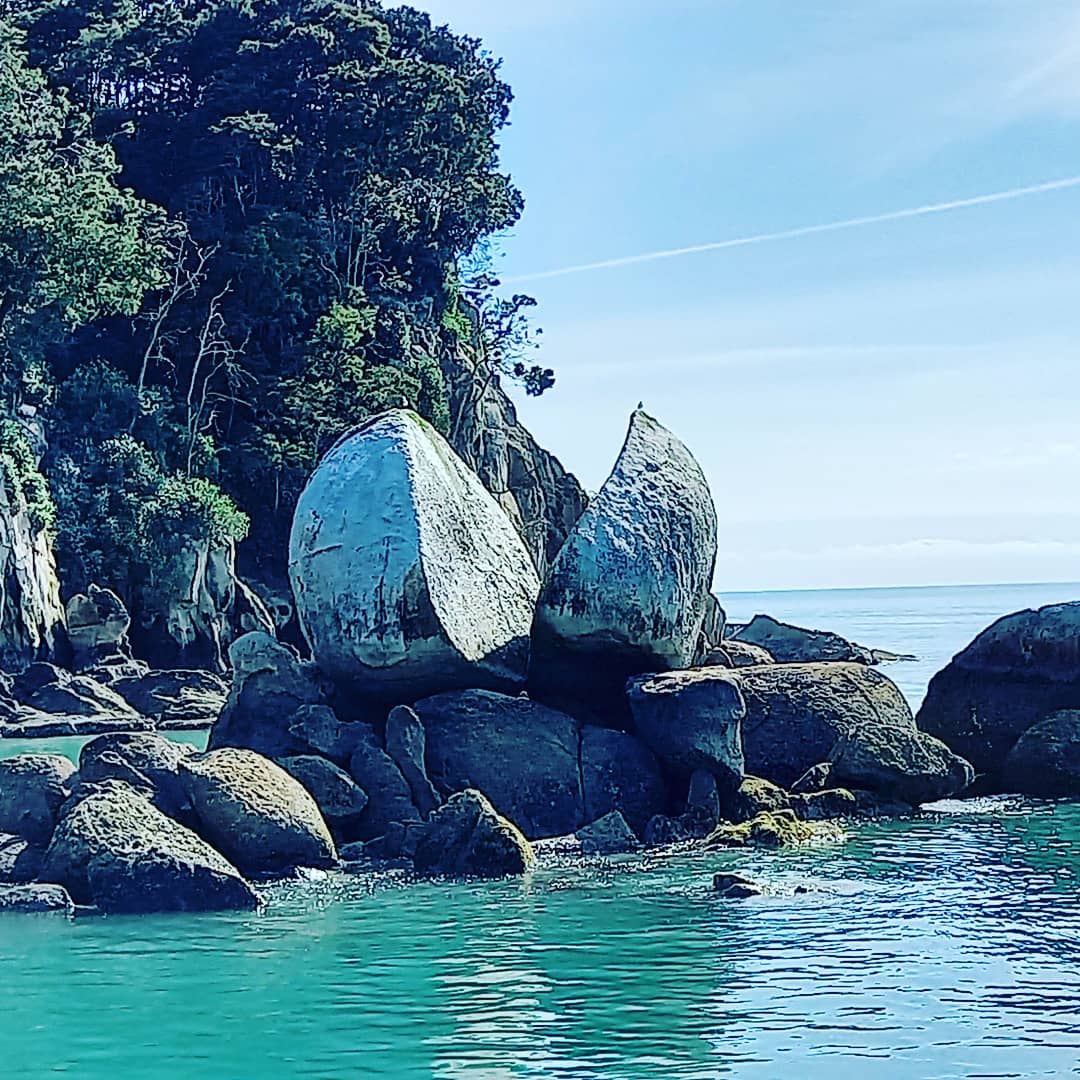 LeinaBeina's tweet photo. A popular Abel Tasman scene in an #NZHellhole summer. Wowza #splitapple https://t.co/ACrQllZu1G