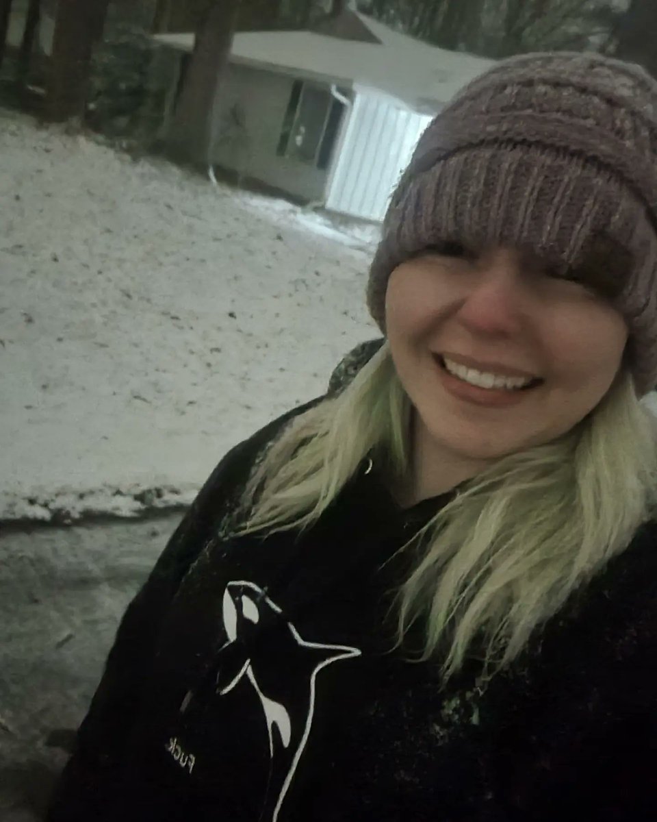 lilwetduckie's tweet photo. You guys! We live in the #south and never get snow. It's #snowmageddon here in SC. #itssocold #itllallbemeltedin48hours #ifthat #maybe24hours https://t.co/RvLRkOqX5a