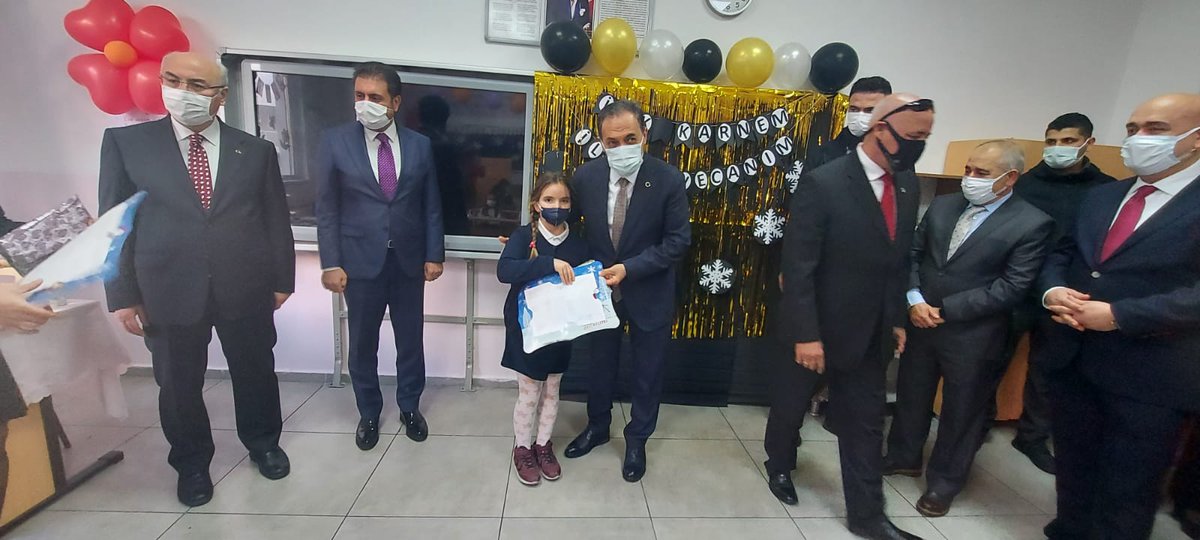 BalcovaMEM's tweet photo. Valimiz Sayın @yskosger Kaymakamımız @ahusta07 İl Milli Eğitim Müdürümüz @MucahitYentur İlçe Milli Eğitim Müdürümüz @ErhanAtilla7  2021-2022 eğitim öğretim yılı birinci yarıyıl karne dağıtımtörenine katılarak, öğrencilerimize karnelerini verdiler 
@IzmirValiligi @balcovakaymakam https://t.co/AMep3hsVxF