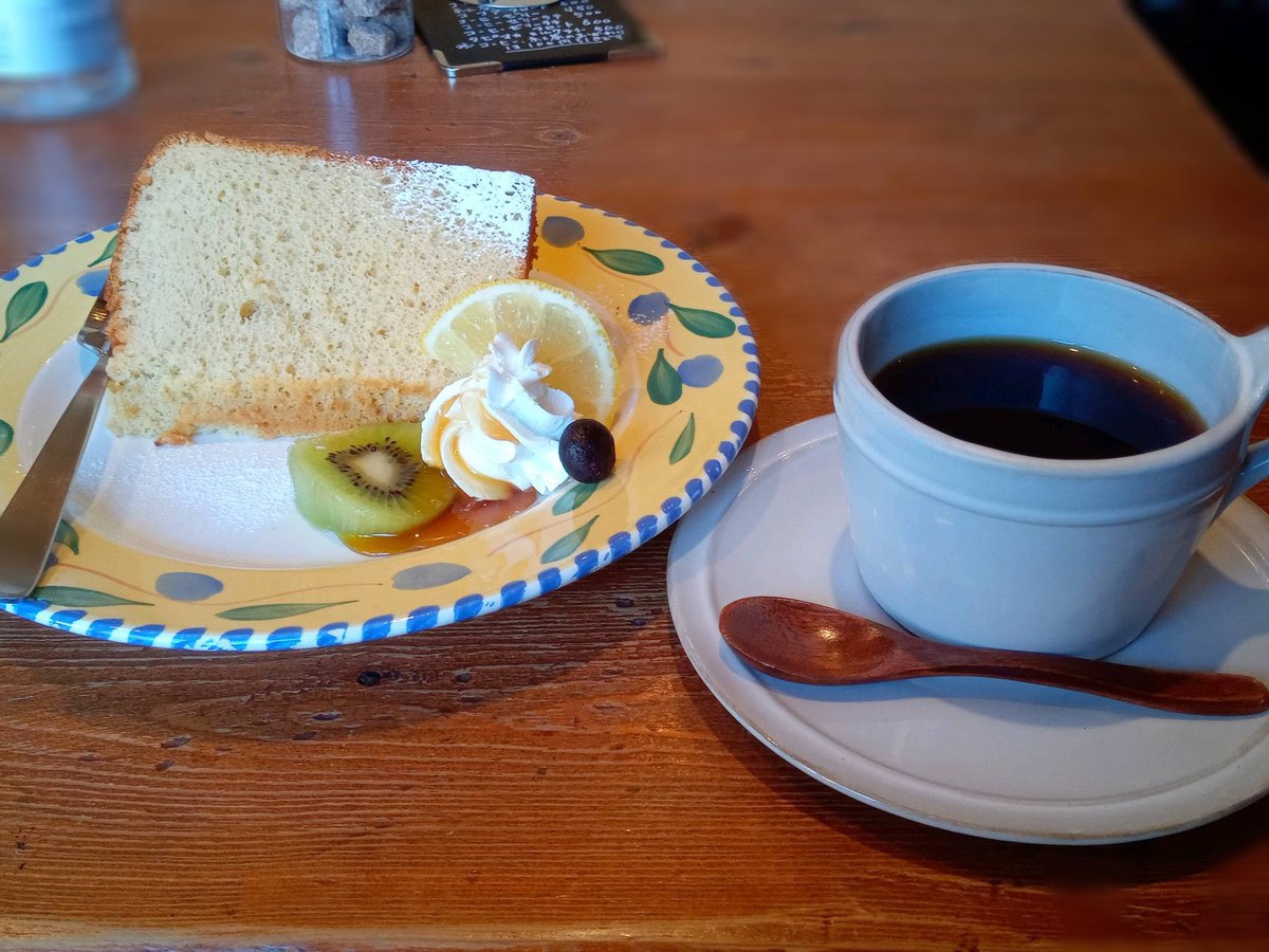 seki_koichi's tweet photo. Cafe gouter グーテ。シフォンケーキと飲み物のセット。ハニージンジャーシフォンとコーヒー。お客さんも静かに過ごしていた。以前もらったであろうグーテオリジナル缶バッジ。つい手が出てしまった。 #cafegouter #グーテ #大洗 https://t.co/YeqSzHAkHe