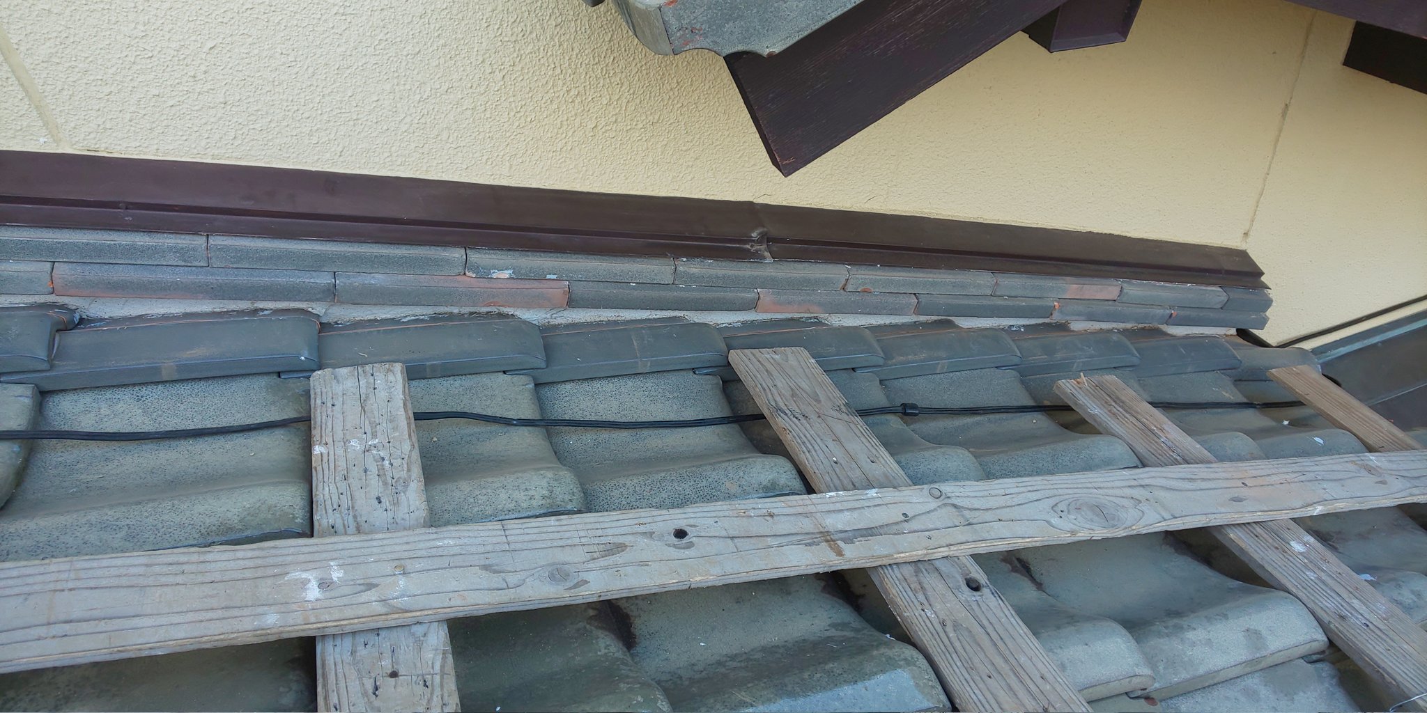 京都大槻芳次瓦店 日本瓦屋根研究室 壁際ステンレス捨て谷施工と桟瓦入れ替え水切り熨斗瓦積み直し工事大槻芳次瓦店