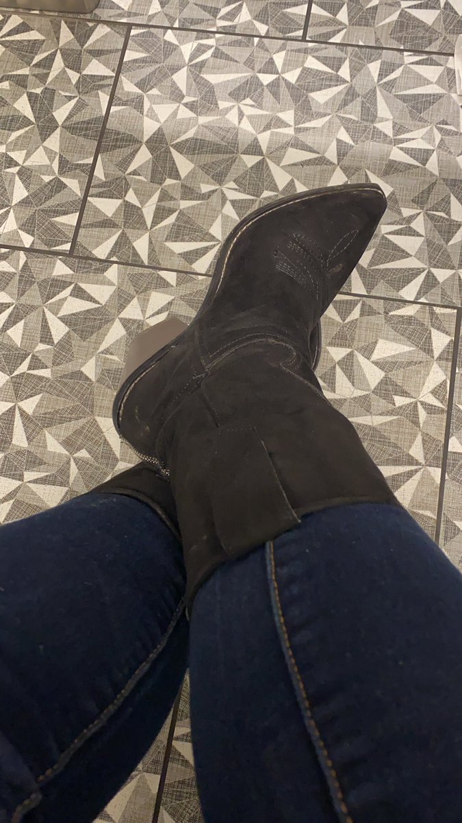 ZenJennProject's tweet image. Plus these boots are hurting my feet, fuck