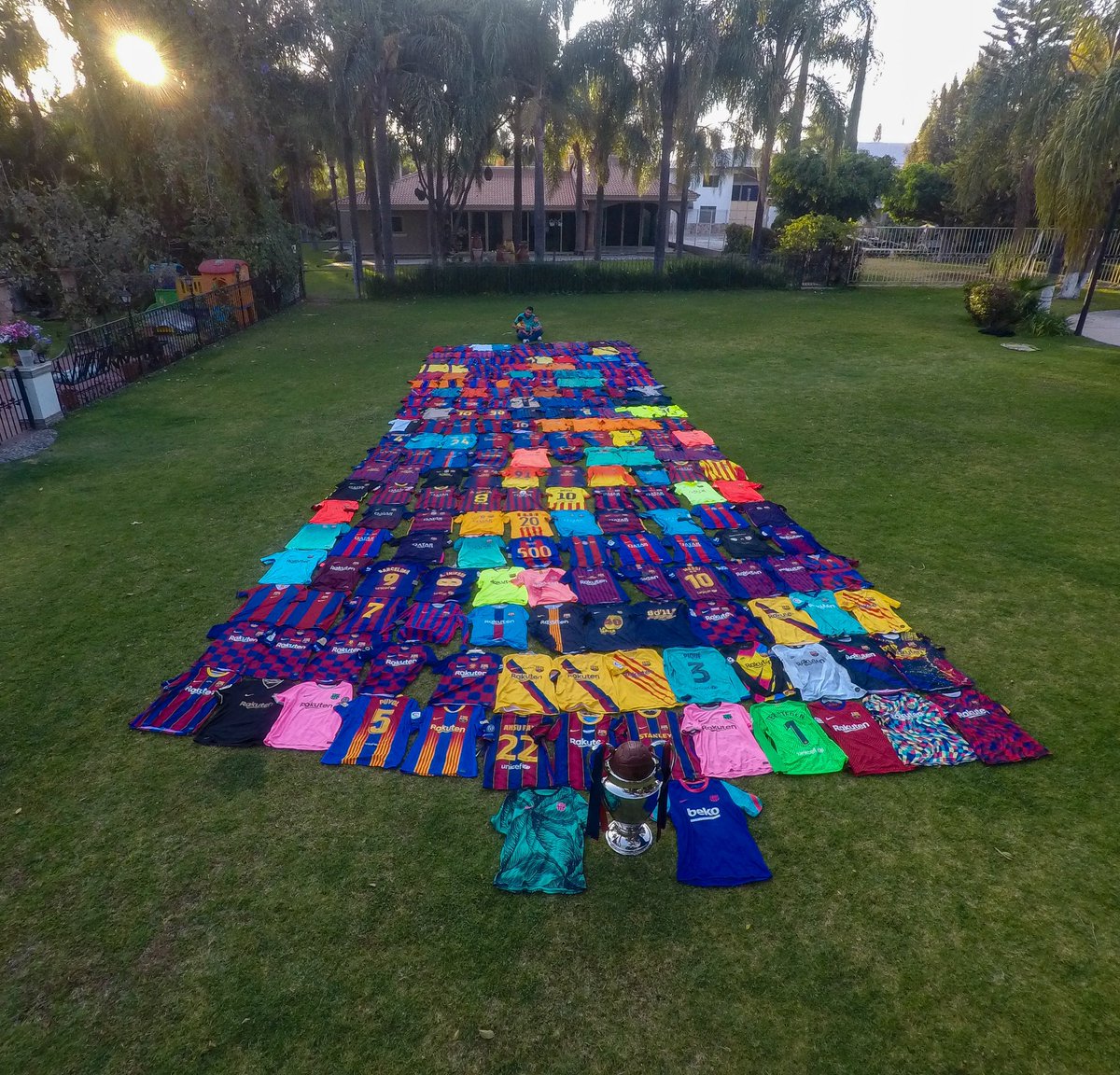 collectormx's tweet photo. @fernandopalomo A sus órdenes, un poco más de 400 camisetas del Fc Barcelona https://t.co/oGoKUZcUQB