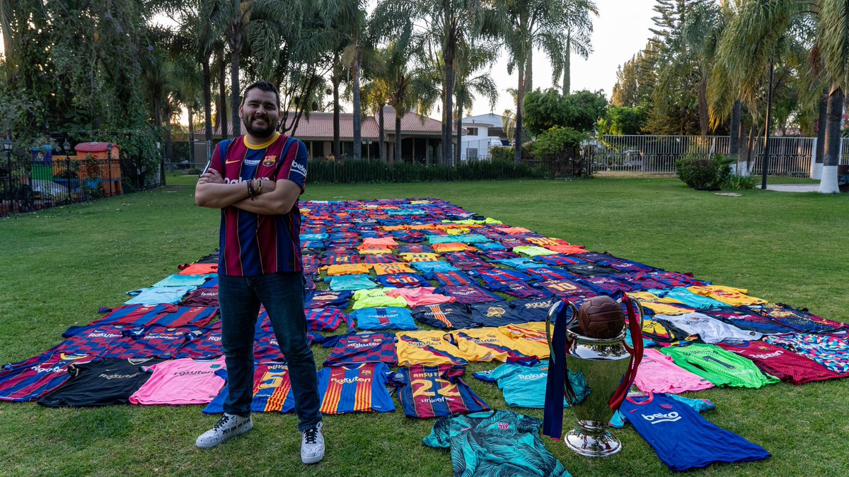 collectormx's tweet photo. @fernandopalomo A sus órdenes, un poco más de 400 camisetas del Fc Barcelona https://t.co/oGoKUZcUQB