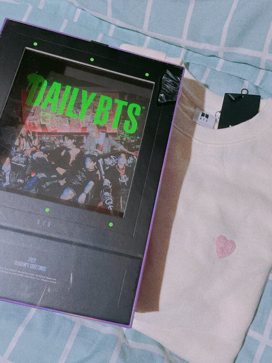 jung_hopeseokk's tweet photo. SG2022 and bwl sweatshirt came home today! Super thank you as always for bringing all my merch home safely @bsidemarket 💜

matchy again with hobi hihi 

#bside_feedback https://t.co/DnQ7vpPYFQ