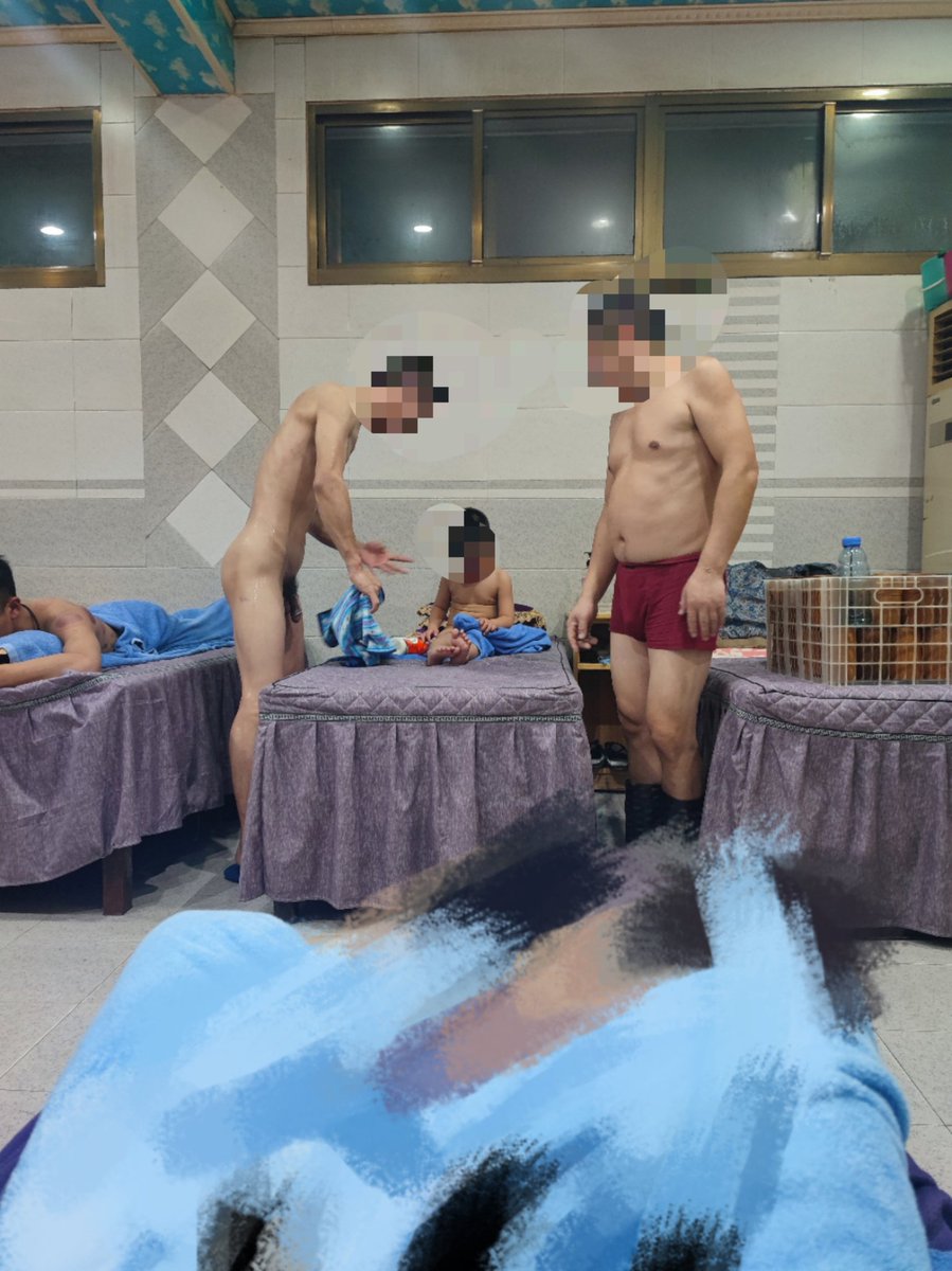 Z90303533's tweet photo. 爸爸带着儿子去洗澡，鸡真的巨大，真踏马想一口咬上去，吃个够 https://t.co/tYqI4sRwa2