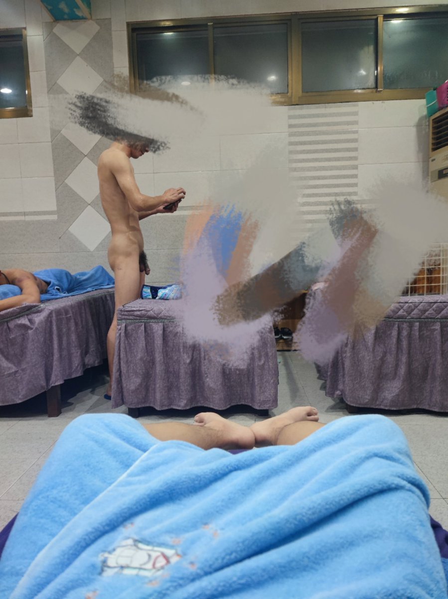 Z90303533's tweet photo. 爸爸带着儿子去洗澡，鸡真的巨大，真踏马想一口咬上去，吃个够 https://t.co/tYqI4sRwa2