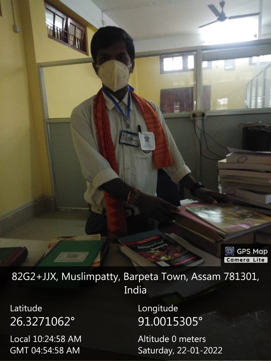 mccbarpeta's tweet photo. Barasha Pathak  and Kushal Pathak of B.A. 3rd Sem working as a part timer in the library under the scheme "Earn While you learn" initiated by Principal, @mccbarpeta. The scheme is initiated to help students from diverse economic background both financially as well as academically https://t.co/5abOnYr7Uy