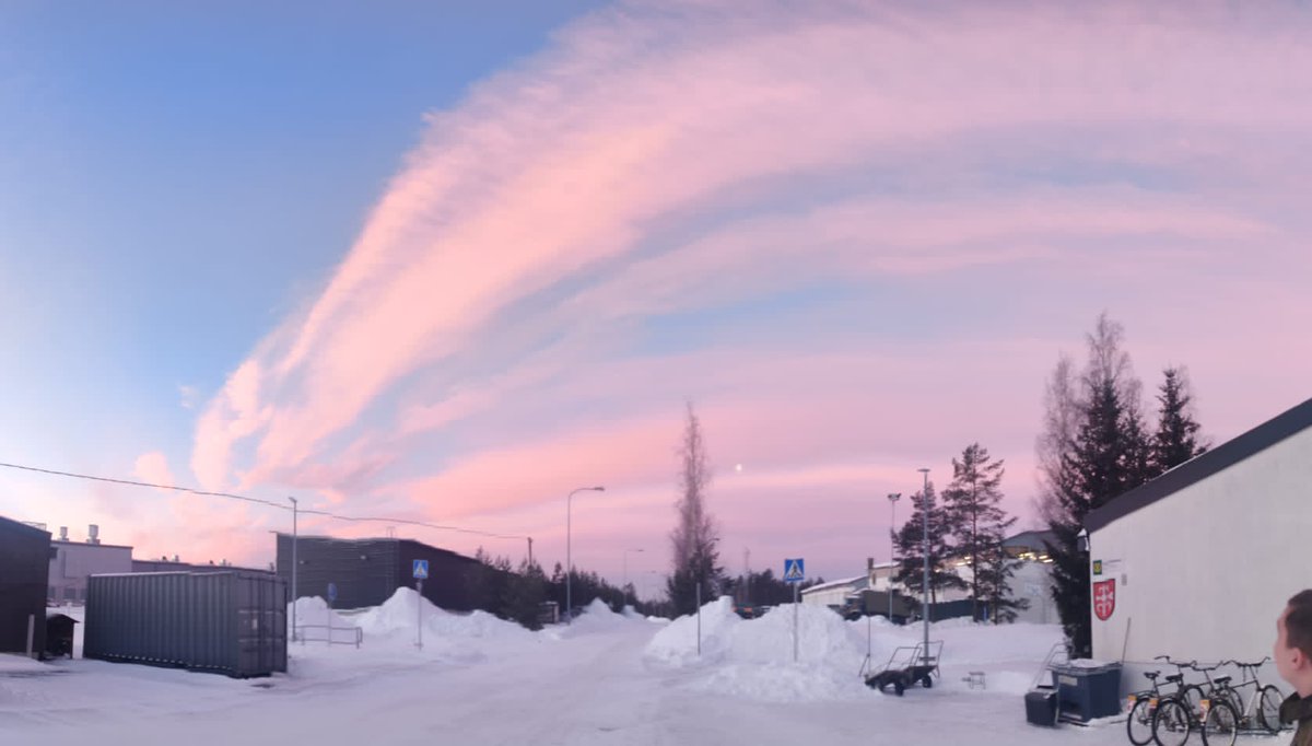 Aamun kirkastuessa ja auringon noustessa cirrostratus-pilvet värjäytyivät kauniin värisiksi Niinisalon taivaalla