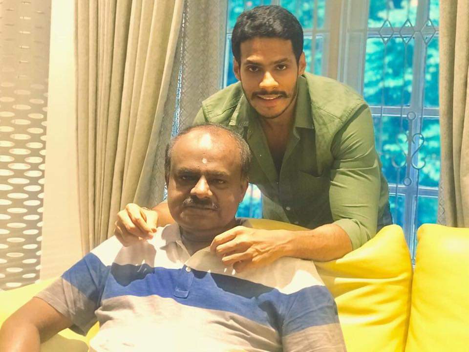 hd_kumaraswamy's tweet photo. ಪ್ರೀತಿಯ ಪುತ್ರ, ಗೆಳೆಯನಂಥ ಆಪ್ತ ಹಾಗೂ ರಾಜ್ಯ ಯುವ ಜನತಾದಳ ಅಧ್ಯಕ್ಷರೂ ಆಗಿರುವ @Nikhil_Kumar_k ಅವರಿಗೆ ಜನ್ಮದಿನದ ಶುಭ ಹಾರೈಕೆಗಳು.

ಕಂದ, ನಿನ್ನೆಲ್ಲ ಕನಸುಗಳು ಈಡೇರಲಿ. ಆ ಭಗವಂತ ನಿನಗೆ ಎಲ್ಲವನ್ನೂ ಒಳ್ಳೆಯದೇ ಮಾಡಲಿ ಎಂದು ಆಶೀರ್ವದಿಸುತ್ತೇನೆ. https://t.co/2k7XNqahHr