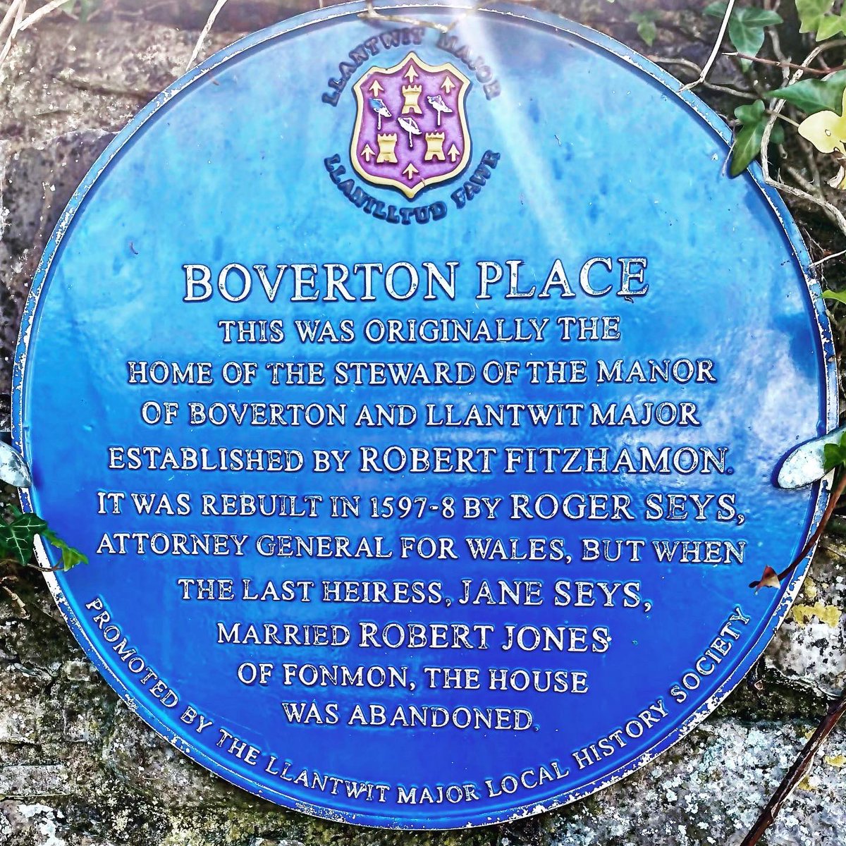 HeritageHiker's tweet photo. #Boverton Place #ValeofGlamorgan founded during the 12th century and rebuilt around 1587 by Roger Seys. It’s on private land-access restricted but can be viewed from the main road.
#wales #cymru #history #heritage #medieval #archaeology #newblog #explorewales #exploremore https://t.co/0uTmDCyW9L